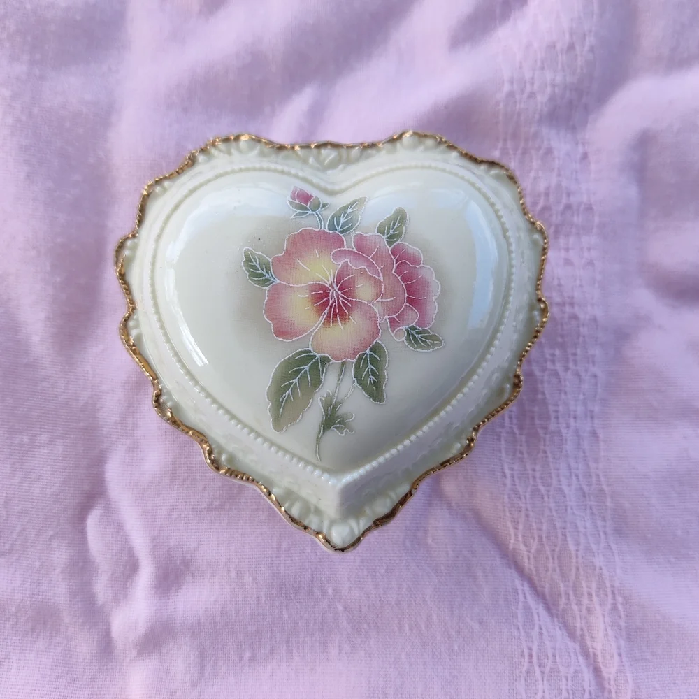 Vintage Heritage House Love Me Tender Box - Picture 3 of 7